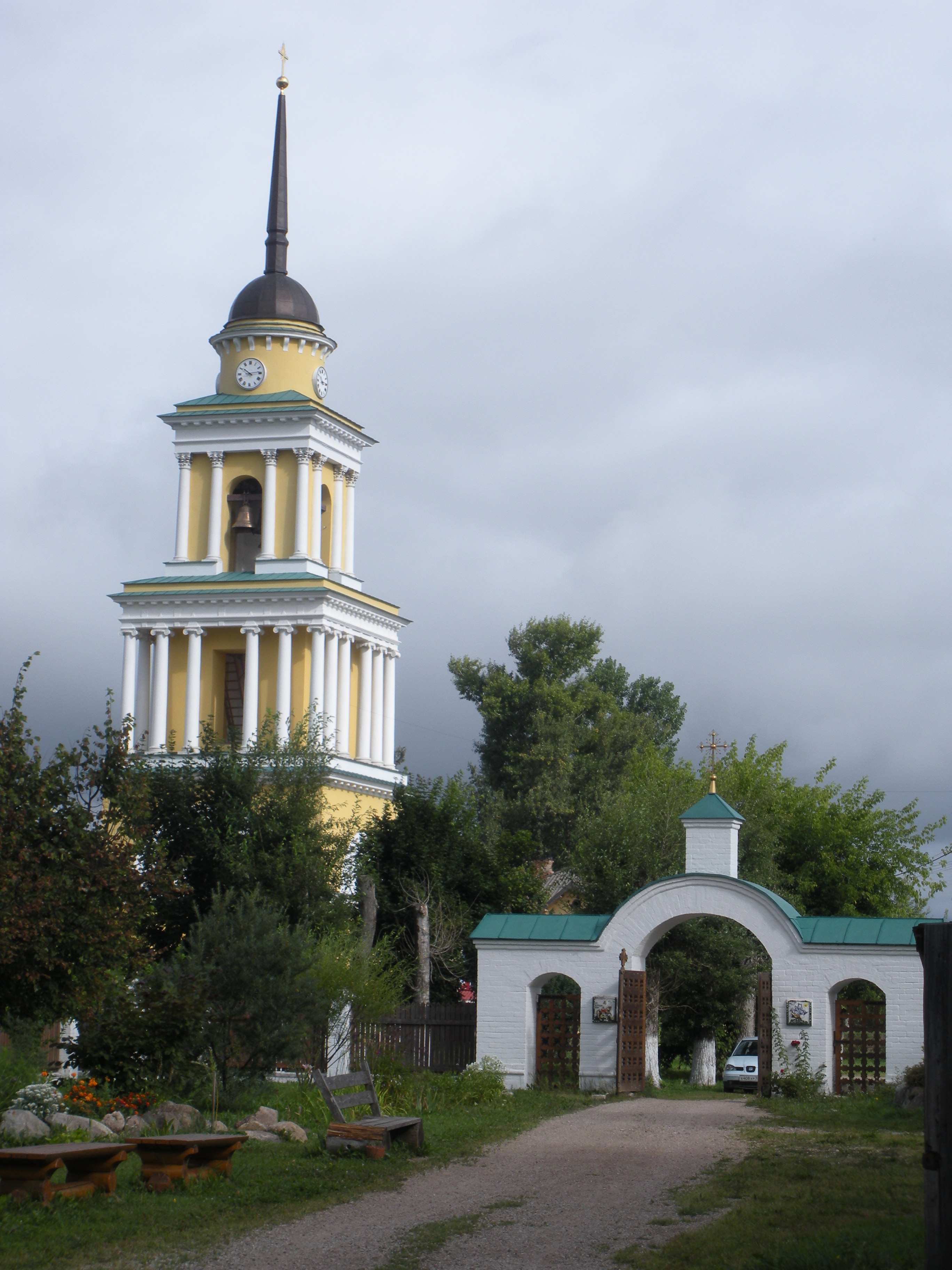 У ворот Троицкого Селижарова монастыря