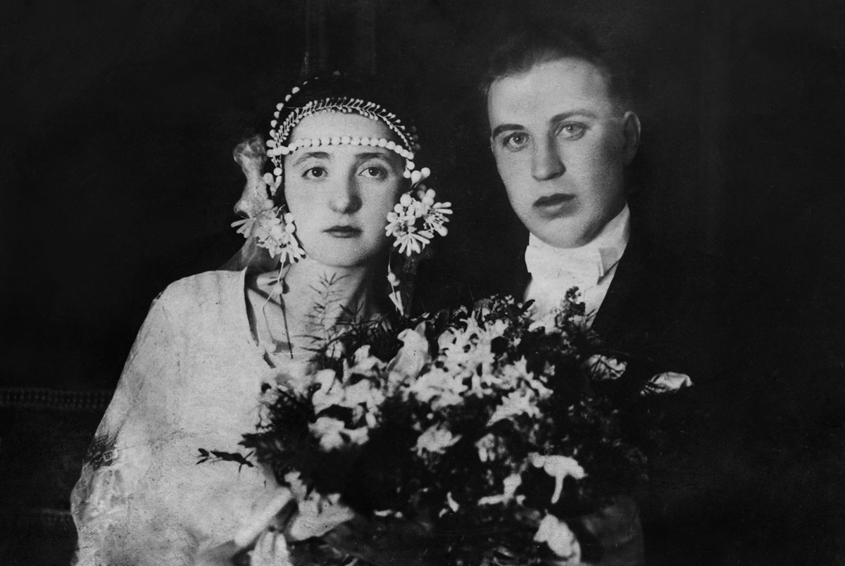 Квартира № 3: Василий Николаевич Левин с супругой Марией Семеновной (урожденной Шершаковой) в день бракосочетания, 1927 год