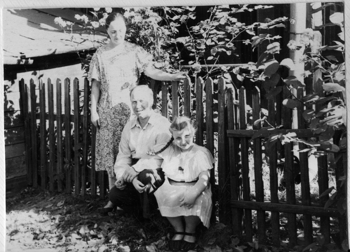 Супруги Левины с дочкой Наташей, 1955 год