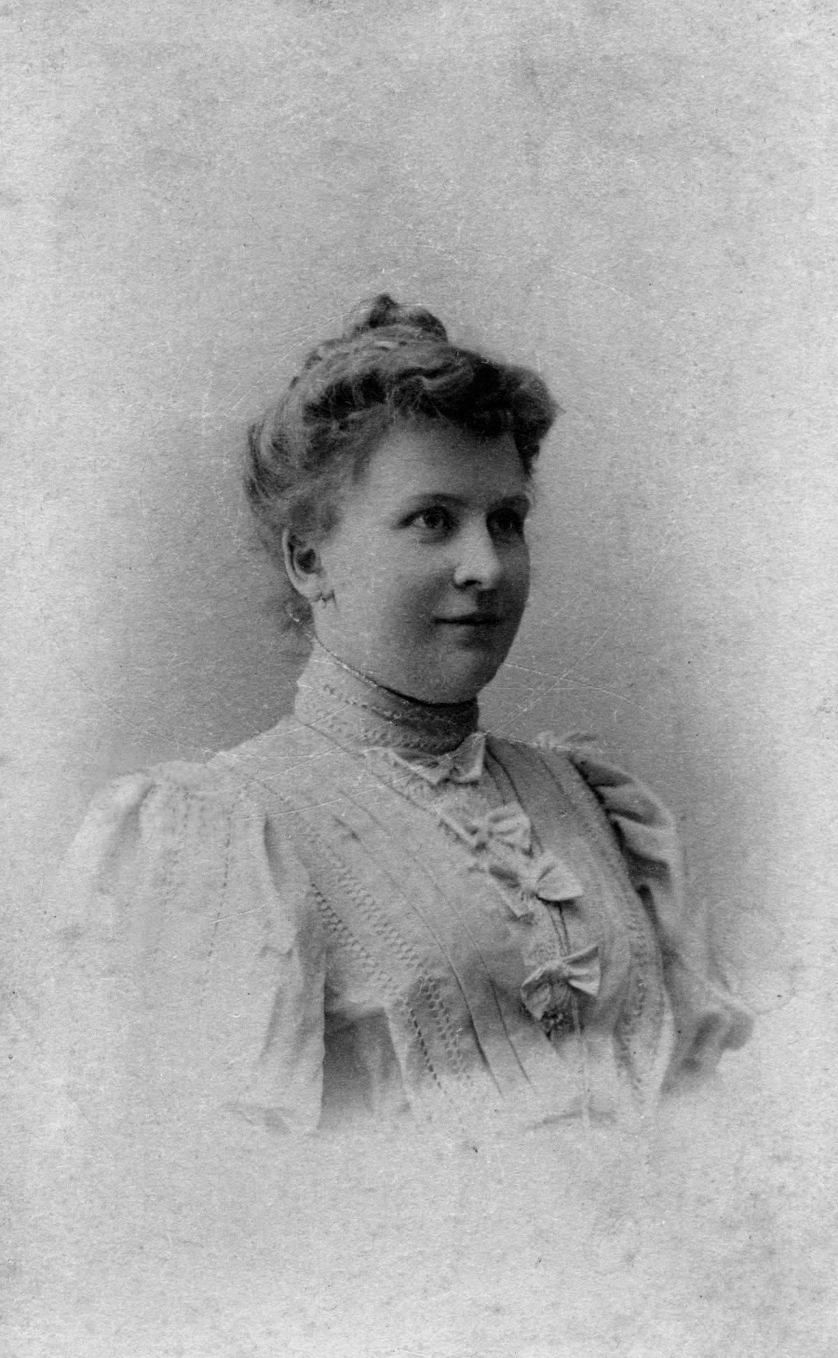 Александра Никитична Кальнинг, с 1905 года арендовавшая с супругом Федором Ивановичем квартиру № 8 и скончавшаяся в ней в 1965 году. Фото 1899 года