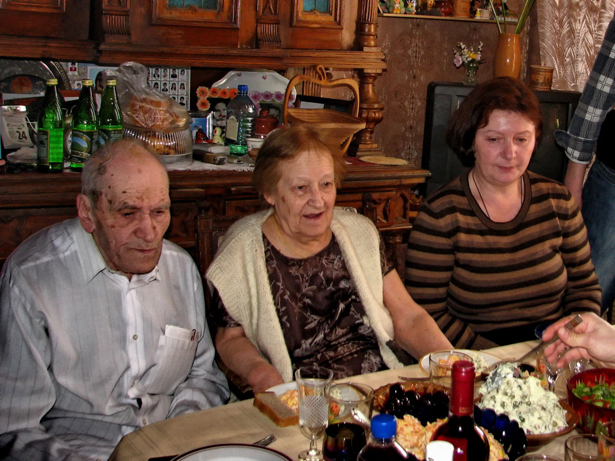 Супруги Яголимы с Любовью Малецкой (Заботкиной), старшей медсестрой больницы № 33, 2016 год