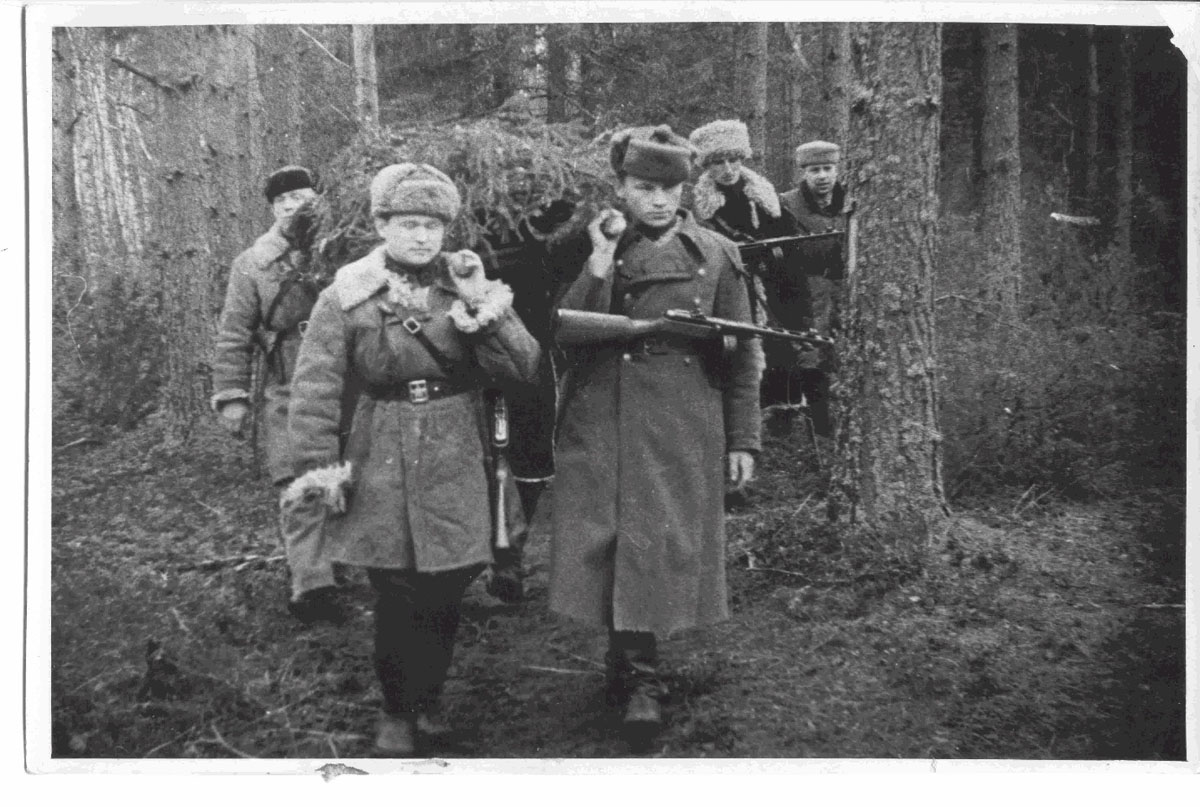 Партизаны возвращаются с боевого задания, 1-й Калининский партизанский корпус, осень 1942 г.